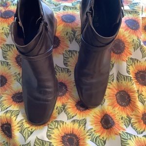 1” SQUARE BROWN HEEL BOOTS